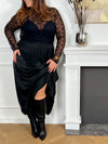 Cette jupe longue en satin noire, modèle Lola, allie élégance et confort grâce à sa taille élastique qui s'adapte parfaitement à toutes les morphologies.
