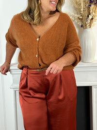 Gilet camel grande taille femme Gilet manches longues Col V Boutons sur la longueur Couleur : camel Composition : 35% Acrylique, 35% Nylon, 30% bébé Alpaga Made in Italie