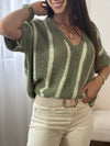 Original et tendance, ce pull vert à rayures séduit par son style frais et moderne. Confectionné à manches courtes, il est agrémenté de jolis boutons qui apportent une touche de caractère et de raffinement à cette pièce facile à porter au quotidien.