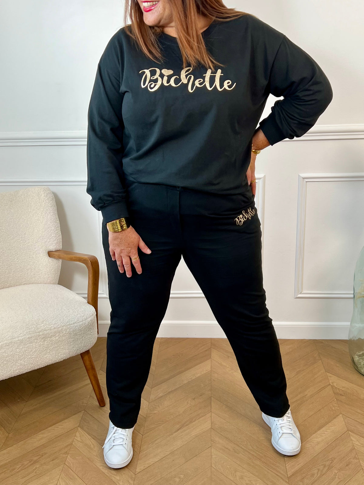 Pull grande taille noir à manches longues avec col rond, orné de l’inscription "Bichette" en doré pour une touche féminine et raffinée.