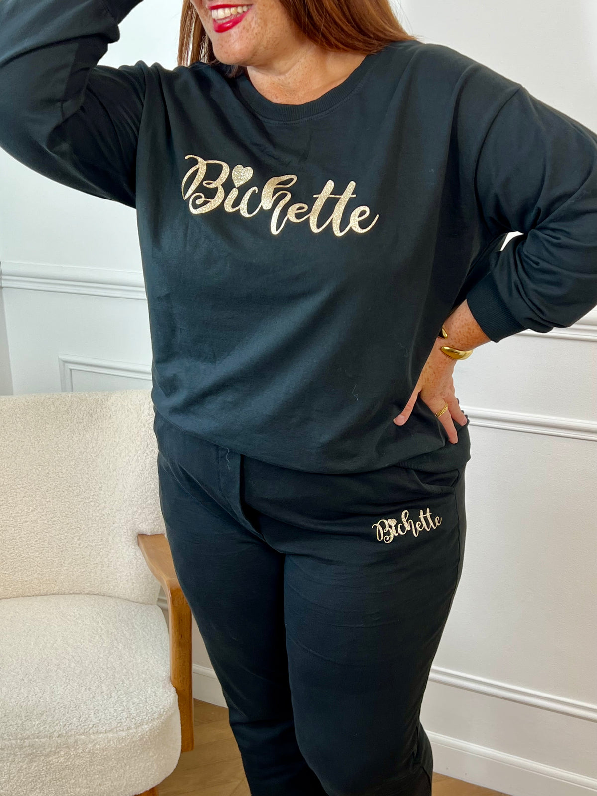 Pull grande taille noir à manches longues avec col rond, orné de l’inscription "Bichette" en doré pour une touche féminine et raffinée.