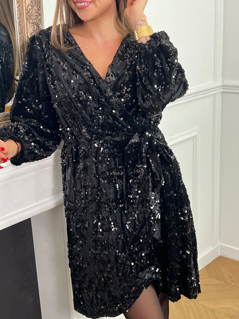 Découvrez notre magnifique robe noire Bloum à sequins ! Avec son col et sa taille élastiques, elle s'adapte parfaitement à votre silhouette pour un confort optimal. Ses détails en sequins et sa matière douce effet velours vous feront briller lors de vos soirées festives.