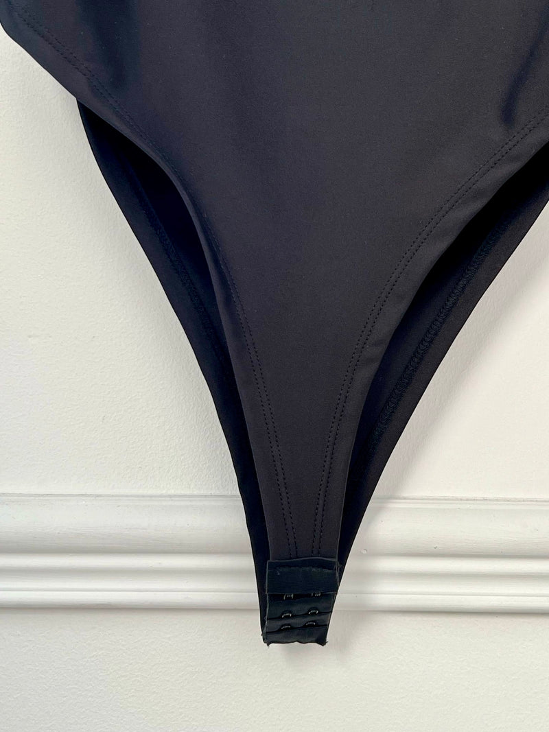 Le Body noir grande taille Lika est spécialement conçu pour les femmes. Avec ses manches longues et son col carré, il offre un confort optimum au quotidien. Sa couleur noir est intemporelle et élégante, tandis que son attache à deux boutons pression vous permet d'enfiler ce body facilement. Un must-have pour votre garde-robe.