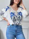 Découvrez notre blouse écrue Carolina ! Avec ses motifs brodés bleus, cette blouse ajoute une touche élégante à votre tenue. Le tissu est doux et confortable, tandis que les motifs brodés apportent une touche de fantaisie. Vous êtes sûr de vous démarquer avec cette blouse unique !