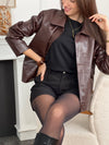 Élégante et originale, cette veste marron aux légers reflets bordeaux séduit par son jeu de nuances raffinées. Dotée de deux poches pratiques à l’avant, elle allie style et fonctionnalité pour sublimer vos looks du quotidien.