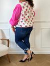 La veste Keia sans manches en grande taille offre une moumoute douce à motifs floraux en écru, rose et vert. Son col rond et ses boutons sur toute la longueur combinent confort et praticité.