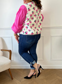 La veste Keia sans manches en grande taille offre une moumoute douce à motifs floraux en écru, rose et vert. Son col rond et ses boutons sur toute la longueur combinent confort et praticité.