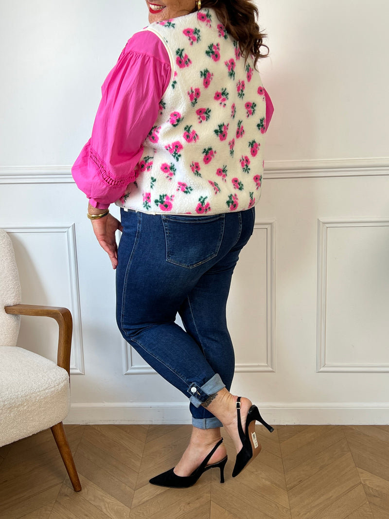 La veste Keia sans manches en grande taille offre une moumoute douce à motifs floraux en écru, rose et vert. Son col rond et ses boutons sur toute la longueur combinent confort et praticité.