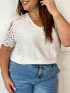 Découvrez la blouse écrue Delora, alliant élégance et confort. Sa coupe ample assure une liberté de mouvement idéale, tandis que ses manches courtes en dentelle apportent une touche délicate et féminine. Le col en V orné de dentelle sublime votre décolleté avec raffinement.