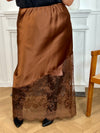 Cette jupe longue marron grande taille est conçue pour allier confort et élégance. Sa taille élastique assure un ajustement parfait, tandis que la dentelle ajourée sur le bas apporte une touche délicate et féminine.