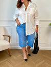 Bermuda long en jean au style décontracté et tendance, parfait pour des looks estivaux à la fois cool et maîtrisés. Sa coupe allongée apporte une touche urbaine tout en assurant confort et liberté de mouvement.