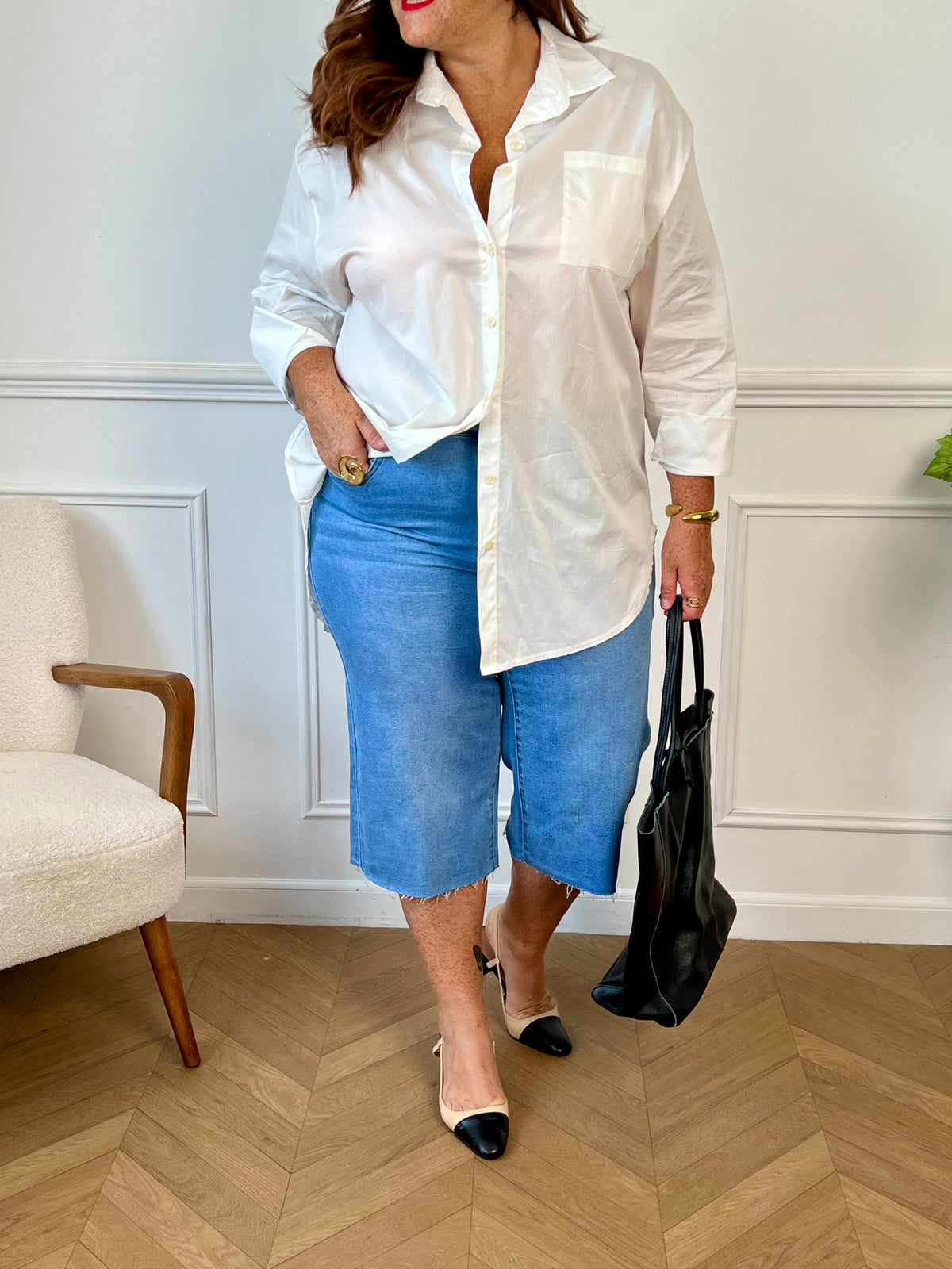 Bermuda long en jean au style décontracté et tendance, parfait pour des looks estivaux à la fois cool et maîtrisés. Sa coupe allongée apporte une touche urbaine tout en assurant confort et liberté de mouvement.