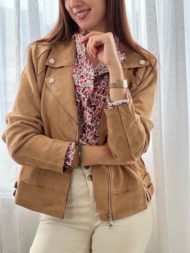 Cette chemise beige "Mia" avec motif floral offre une élégance délicate grâce à ses manches longues et ses volants raffinés au col, sur la longueur et aux manches.