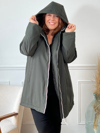 Ce manteau kaki combine style et chaleur avec élégance. Son intérieur fourré offre un confort douillet tout en vous protégeant du froid. Sa teinte kaki intemporelle et tendance en fait une pièce polyvalente, facile à assortir à toutes vos tenues d’hiver.