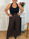 Ce pantalon marron coupe droite grande taille pour femme est l'élégance incarnée. Avec sa matière fluide, il offre un confort optimal et sa coupe droite flatteuse convient à toutes les morphologies. L'élastique au dos garantit un ajustement parfait et les passants pour ceinture sont pratiques. Ajoutez-y un style sophistiqué avec ses deux poches latérales.