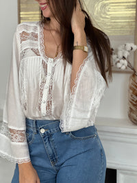 Cette chemise écru séduit par sa délicatesse et son élégance naturelle. Ses détails ajourés, sublimés par une fine broderie, apportent une touche de féminité et de raffinement. Légère et intemporelle, elle se porte aussi bien au quotidien que pour des occasions plus habillées.