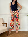 Ce pantalon coloré Teiva pour femme allie confort et style avec sa coupe ample et sa taille élastique au dos. Pratique, il dispose de passants pour ceinture accompagnés d’une ceinture amovible, ainsi que de deux poches latérales. Ses motifs floraux apportent une touche fraîche et féminine à votre tenue, idéale pour un look décontracté et élégant au quotidien.