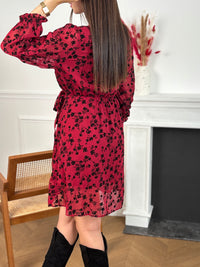 Cette robe bordeaux allie élégance et originalité grâce à ses motifs fleuris noirs en relief velours. Sa teinte profonde et raffinée sublime la silhouette, tandis que les détails en velours apportent une touche de texture et de sophistication.