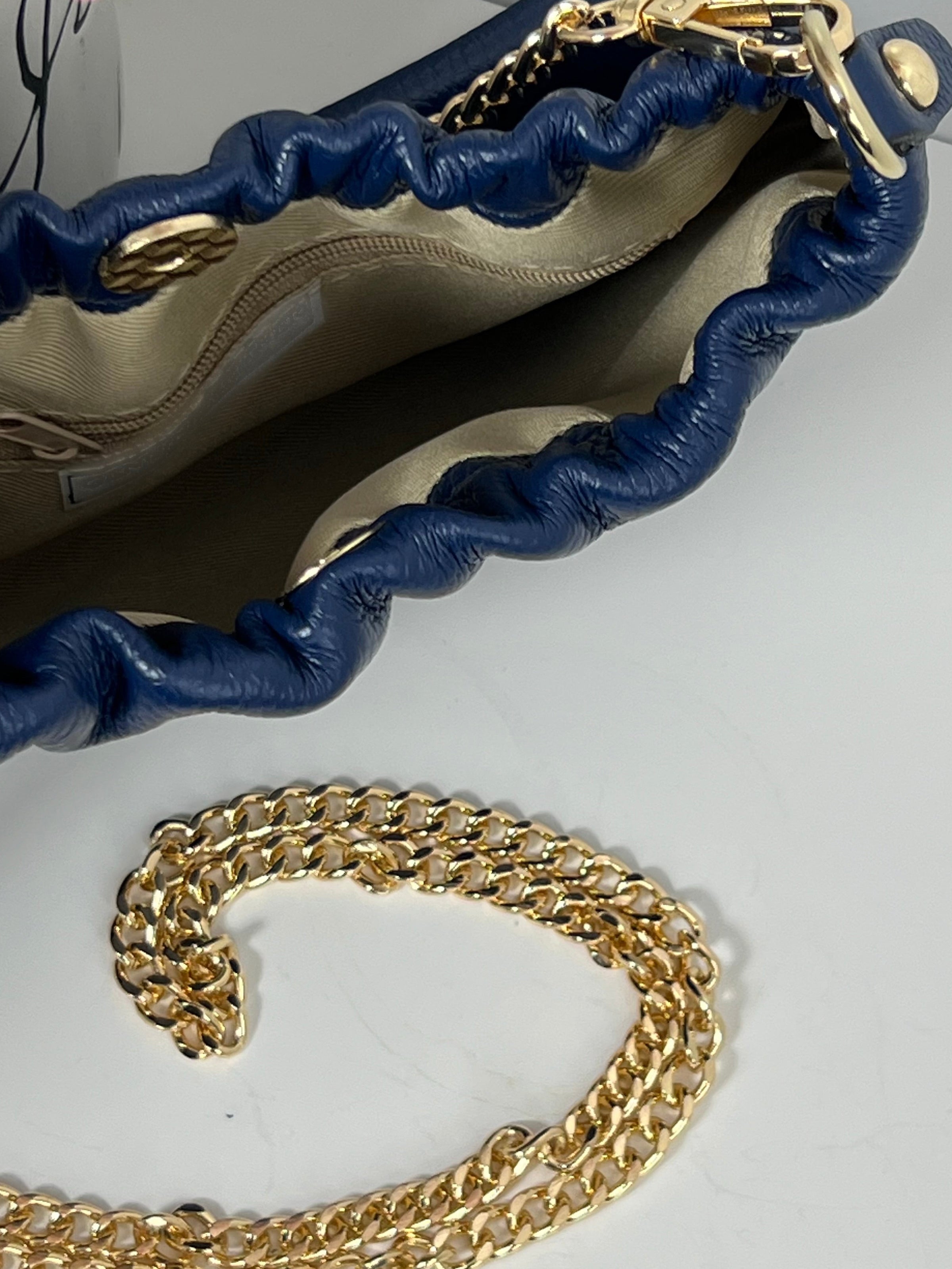 Blue handbag: Liyo
