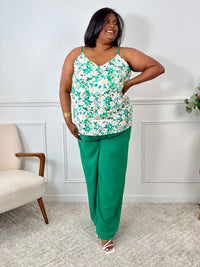Ce top vdert à bretelles réglables séduit par son élégance discrète et son motif floral délicat dans les tons vert et beige. Léger, féminin et facile à porter, il ajoute une touche romantique à n’importe quelle tenue.