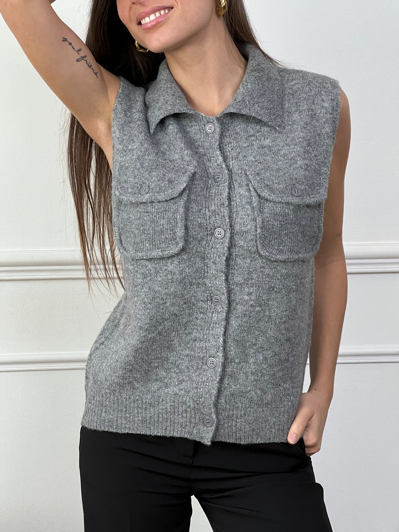 Ajoutez une touche d'élégance à votre look avec ce gilet gris sans manches Marvy. Son col chemise et ses poches lui donnent un style raffiné. Pratique et chic, il s'adapte à toutes les occasions. Un essentiel intemporel pour votre garde-robe !