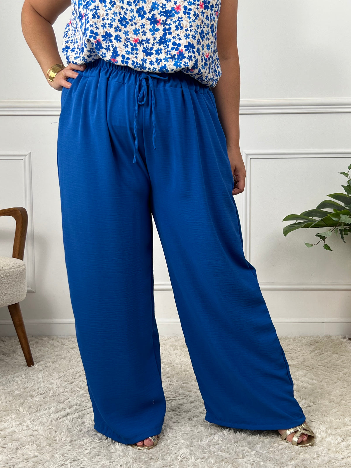 Le pantalon bleu roi Layana, aussi ample que confortable, possède une taille élastique avec cordon pour un ajustement parfait. Avec ses 2 poches pratiques à l'avant, il est idéal pour un look décontracté et pratique.