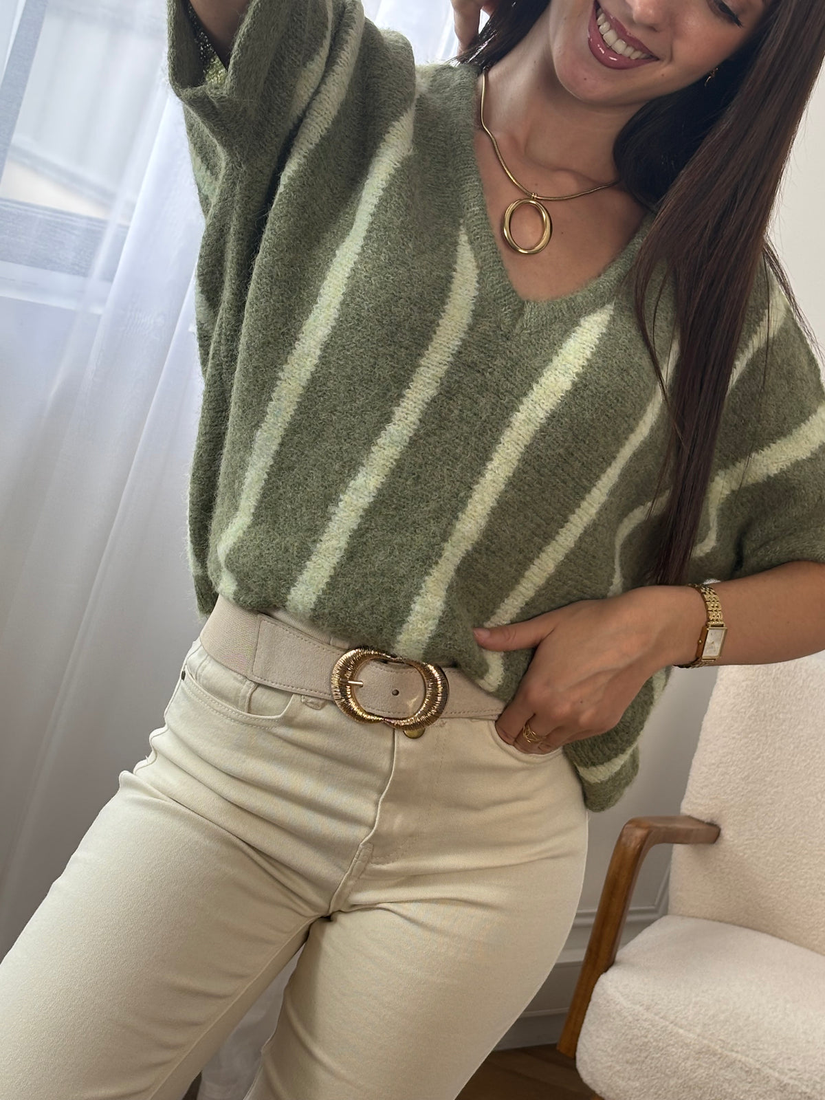 Original et tendance, ce pull vert à rayures séduit par son style frais et moderne. Confectionné à manches courtes, il est agrémenté de jolis boutons qui apportent une touche de caractère et de raffinement à cette pièce facile à porter au quotidien.