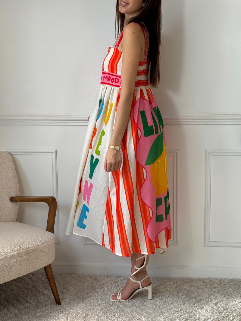 Cette robe longue à motifs Havane allie confort et style avec ses bretelles fixes et son col carré devant et derrière. Son élastique au dos assure un ajustement parfait, tandis que ses couleurs vives et ses inscriptions apportent une touche joyeuse à votre tenue.&nbsp;