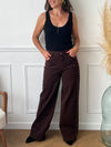 Découvrez notre jean marron coupe Studs Wide Leg, un modèle tendance avec des détails de clous élégants sur les côtés. Ce jean allie confort et style grâce à ses 2 poches avant, 2 poches arrière et ses passants pour ceinture. Sa coupe moderne et sa couleur marron intemporelle en font une pièce unique à intégrer à votre dressing.