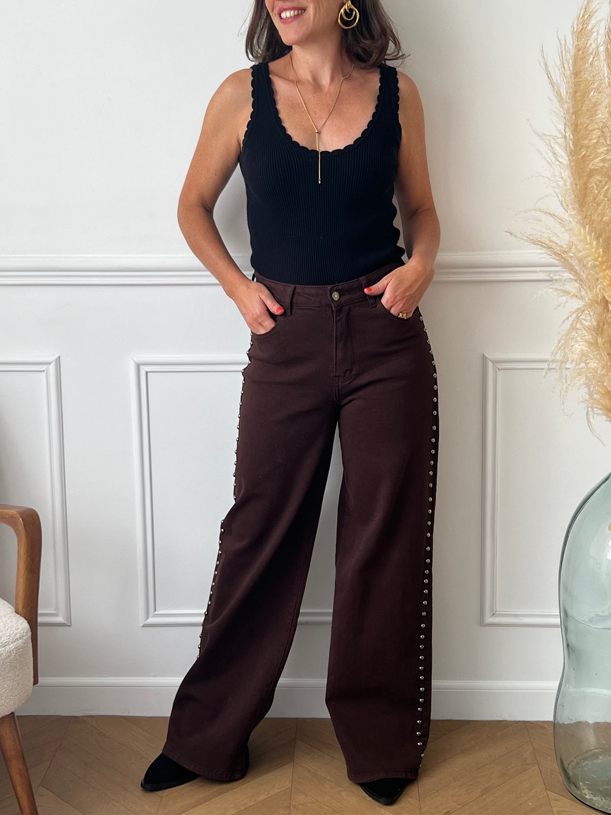 Découvrez notre jean marron coupe Studs Wide Leg, un modèle tendance avec des détails de clous élégants sur les côtés. Ce jean allie confort et style grâce à ses 2 poches avant, 2 poches arrière et ses passants pour ceinture. Sa coupe moderne et sa couleur marron intemporelle en font une pièce unique à intégrer à votre dressing.