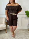 Cette combishort marron glacé en gaze de coton allie confort et style. Son col bateau élastique avec volants apporte une touche féminine et délicate, tandis que la taille élastique assure un ajustement parfait.