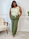 Ce pantalon kaki grande taille Karoline est un essentiel pour toutes les femmes. Très confortable avec son élastique au dos et ses poches latérales à l'avant, il ajoute une touche de style avec sa ceinture amovible à motifs assortie avec le top Alena.