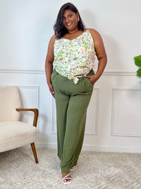Ce pantalon kaki grande taille Karoline est un essentiel pour toutes les femmes. Très confortable avec son élastique au dos et ses poches latérales à l'avant, il ajoute une touche de style avec sa ceinture amovible à motifs assortie avec le top Alena.