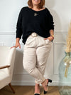 Ce pull grande taille noir Adea allie élégance et confort. Orné d’une étoile délicatement mise en valeur par des strass sur le devant, il apporte une touche lumineuse à votre tenue.&nbsp;