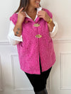 Cette veste sans manches grande taille Damia allie confort et élégance grâce à sa coupe adaptée et son coloris rose délicat. Ses broches dorées amovibles offrent la possibilité de personnaliser votre style selon vos envies.