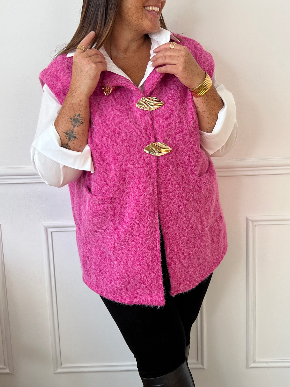 Cette veste sans manches grande taille Damia allie confort et élégance grâce à sa coupe adaptée et son coloris rose délicat. Ses broches dorées amovibles offrent la possibilité de personnaliser votre style selon vos envies.