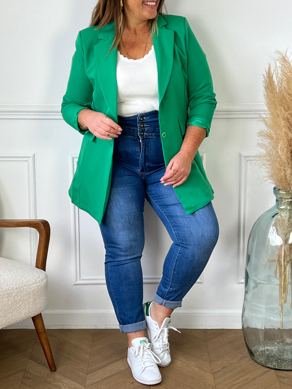 Ce blazer vert grande taille pour femme est un must-have pour toute garde-robe! Fabriqué en Italie par André, il dispose d'un doublé et de manches longues avec épaulettes pour une silhouette élégante et structurée. Les boutons verts sur la longueur ajoutent une touche de sophistication et les poches factices à l'avant offrent un supplément de style pratique.