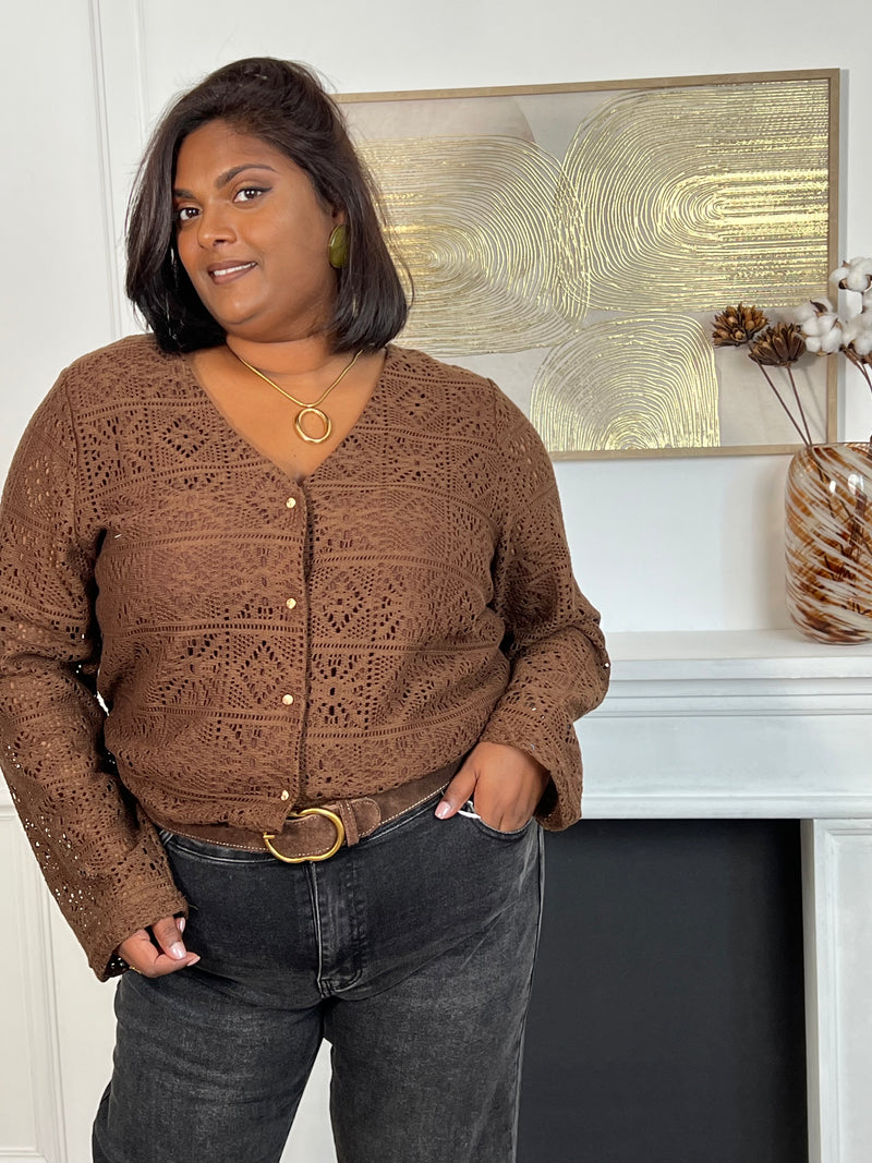 Cette chemise marron en broderie grande taille, modèle Venus, allie élégance et confort. Ses manches longues et son col en V apportent une silhouette flatteuse, tandis que les boutons dorés ajoutent une touche raffinée. Doublée pour plus de douceur, elle met en valeur la délicatesse de la broderie tout en offrant une agréable sensation au porter.