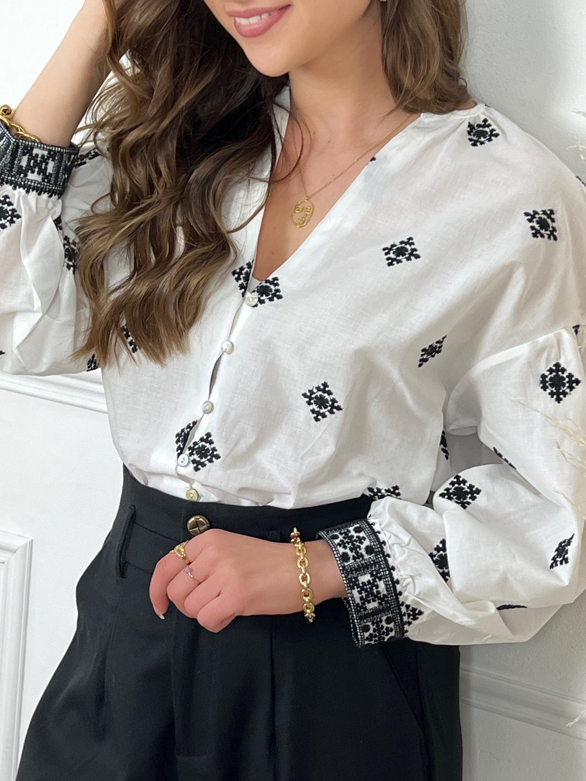 Offrez-vous un look élégant avec la chemise Kea en coton écrue et noire pour femme. Avec son col V et ses motifs subtils, elle est idéale pour toutes les occasions. Légèrement transparente, elle est boutonnée sur la longueur et aux poignets avec un détail broderie noire.
