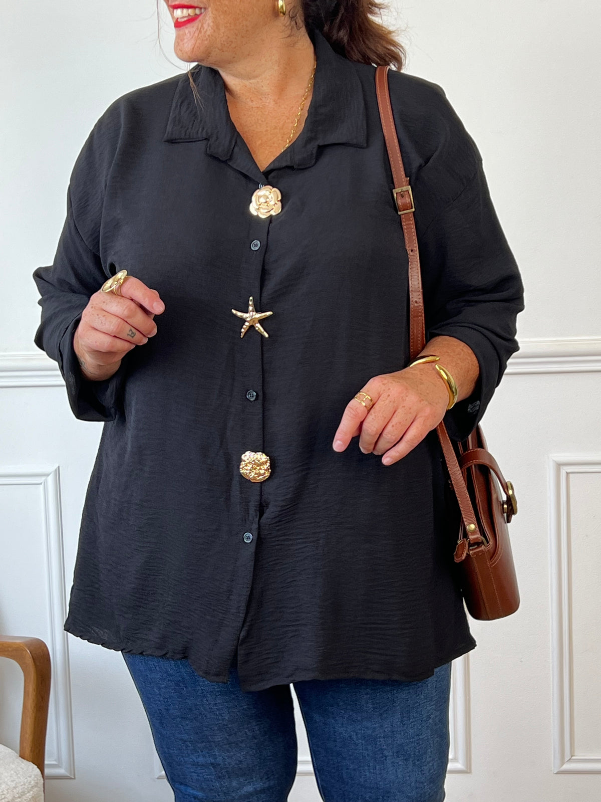Découvrez la chemise longue noire grande taille Leyla, pensée pour allier confort et élégance. Sa coupe ample assure une liberté de mouvement tandis que ses manches longues et son col classique apportent une touche sophistiquée.