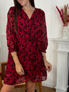 Cette robe bordeaux allie élégance et originalité grâce à ses motifs fleuris noirs en relief velours. Sa teinte profonde et raffinée sublime la silhouette, tandis que les détails en velours apportent une touche de texture et de sophistication.