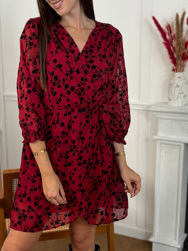 Cette robe bordeaux allie élégance et originalité grâce à ses motifs fleuris noirs en relief velours. Sa teinte profonde et raffinée sublime la silhouette, tandis que les détails en velours apportent une touche de texture et de sophistication.