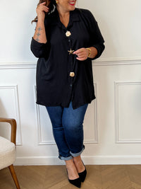 Découvrez la chemise longue noire grande taille Leyla, pensée pour allier confort et élégance. Sa coupe ample assure une liberté de mouvement tandis que ses manches longues et son col classique apportent une touche sophistiquée.