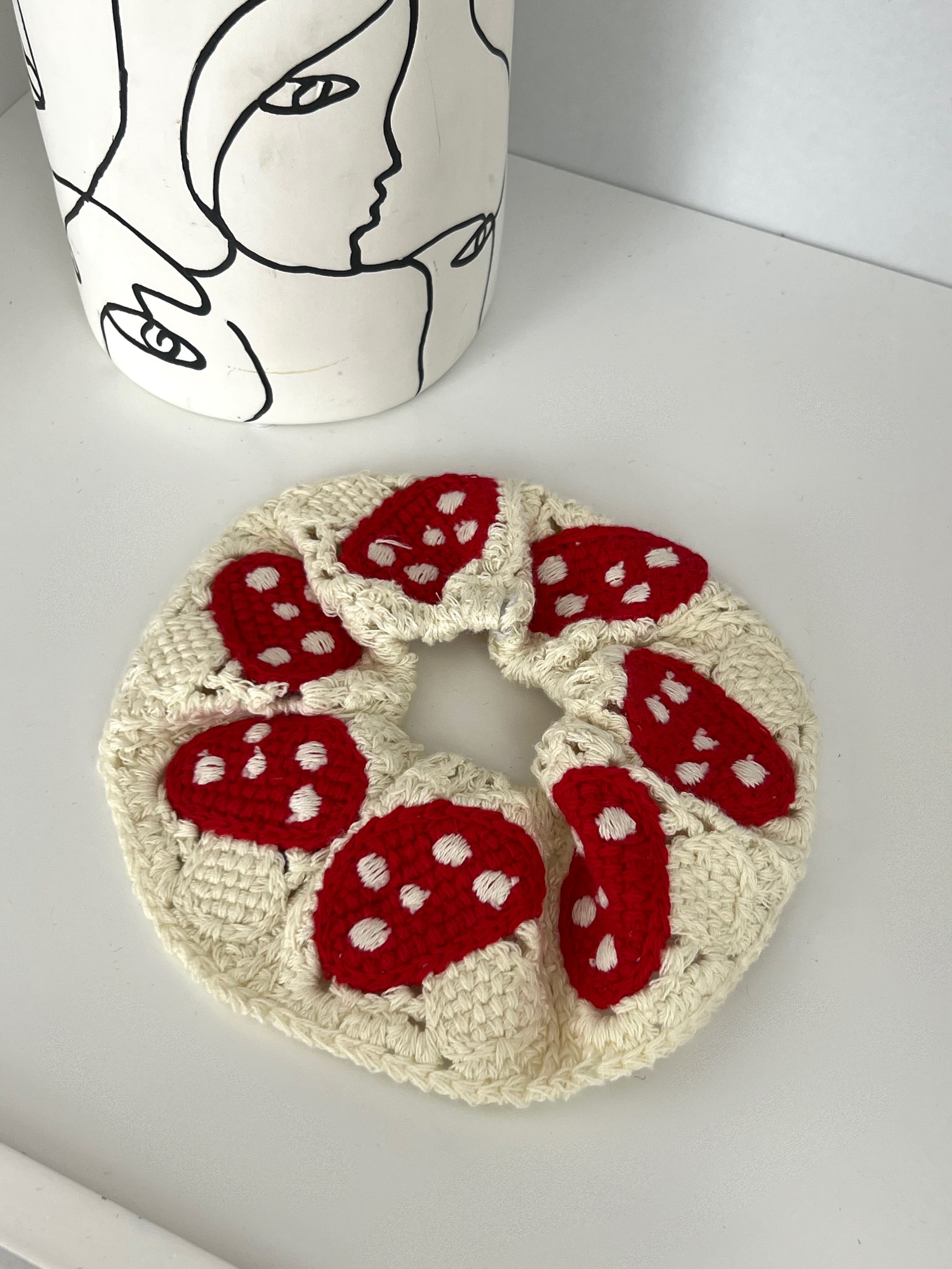 Beige and red scrunchie: Fraisia