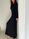 La robe longue noir Esther est un mariage parfait de chic et de confort. Avec ses manches longues et son col rond, elle assure une élégance intemporelle. Mais le dos nu avec lacets croisés et les volants aux manches et au bas de la robe ajoutent une touche ludique et originale. Soyez prête à faire tourner les têtes avec cette robe unique !