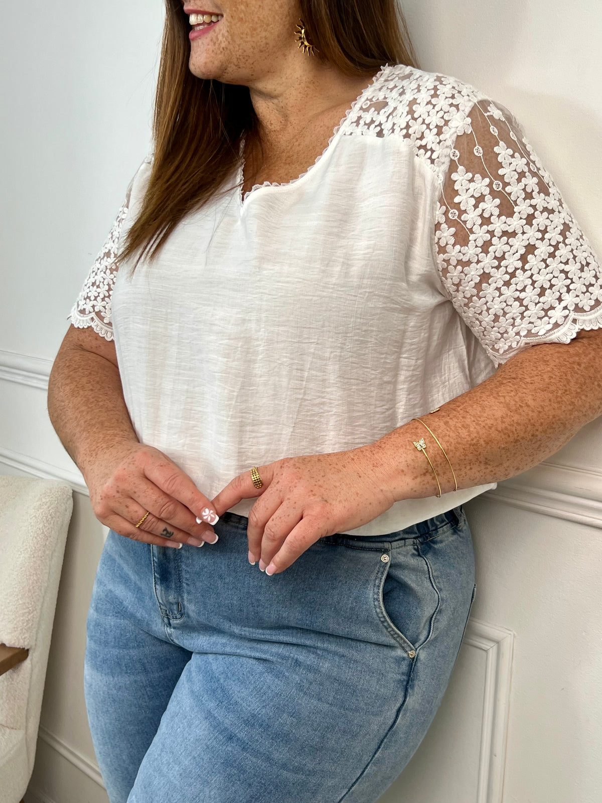 Découvrez la blouse écrue Delora, alliant élégance et confort. Sa coupe ample assure une liberté de mouvement idéale, tandis que ses manches courtes en dentelle apportent une touche délicate et féminine. Le col en V orné de dentelle sublime votre décolleté avec raffinement.