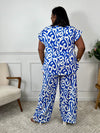Léger et éclatant, ce top fluide bleu et écru sans manches séduit par ses jolis volants aux épaules. Une pièce pleine de fraîcheur et de féminité, parfaite pour égayer vos looks avec une touche raffinée.