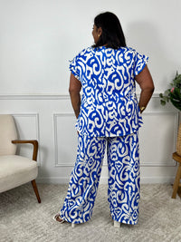 Léger et éclatant, ce top fluide bleu et écru sans manches séduit par ses jolis volants aux épaules. Une pièce pleine de fraîcheur et de féminité, parfaite pour égayer vos looks avec une touche raffinée.