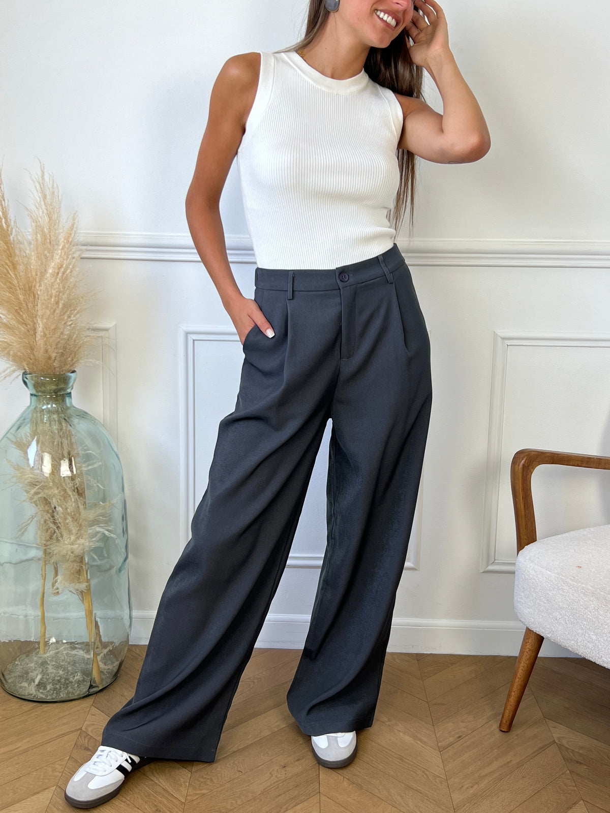 Découvrez notre pantalon tailleur gris taille haute Cayla, parfait pour un look confortable et chic! Avec ses 2 poches à l'avant et ses passants pour ceinture, il vous offre à la fois style et praticité. Optez pour ce pantalon pour un look élégant et sophistiqué au quotidien.