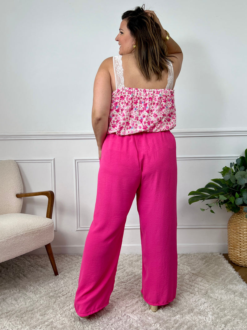 Impossible de résister à ce top rose tout en délicatesse, parsemé de jolies fleurs et rehaussé d’un col V en dentelle ton sur ton. Féminin, léger et raffiné, il apporte une touche romantique à n’importe quel look.